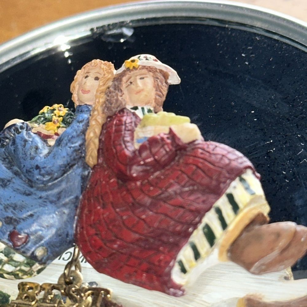 Best Friend two old fashioned ladies plastic resin brooch/pin - Picture 4 of 4